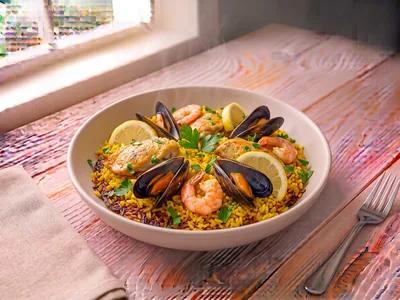 Paella au poulet et fruits de mer